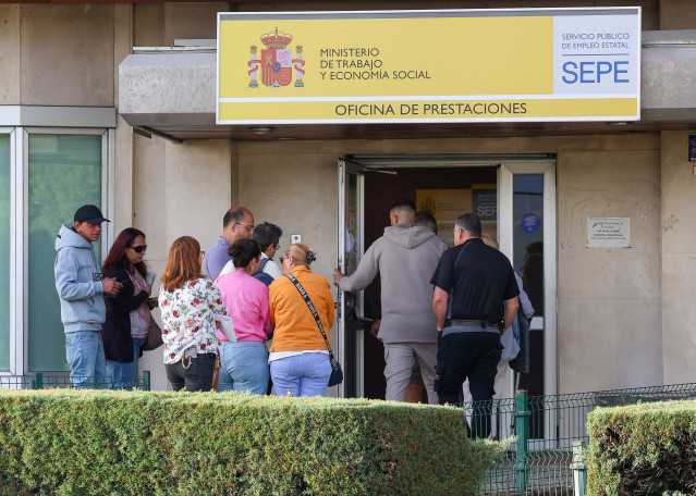 Archivo - Varias personas en la entrada de una oficina del Servicio Público de Empleo Estatal (SEPE) en Madrid (España).