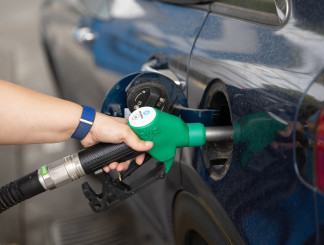 Archivo - Repostaje en una gasolinera