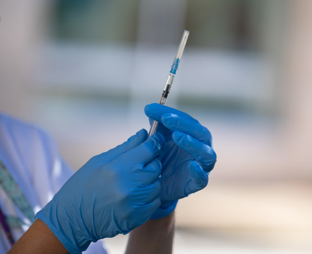 Archivo - Una sanitaria prepara la vacuna durante el inicio de la campaña de vacunación, a 26 de septiembre de 2023, en L'Hospitalet de Llobregat, Barcelona, Catalunya (España). La campaña de vacunación de gripe y covid ha comenzado hoy en Catalunya con l
