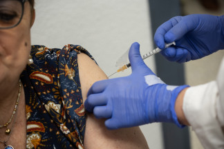 Archivo - Una mujer se vacuna durante el inicio de la campaña de vacunación de la gripe, en el Centro de Salud Segovia, a 15 de octubre de 2025, en Madrid (España). La campaña de vacunación contr