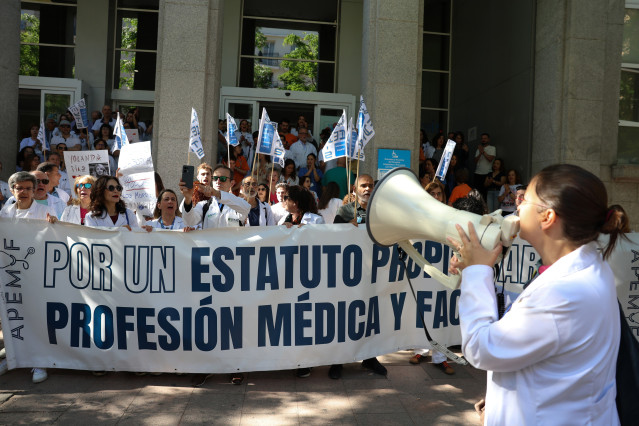 Archivo - Médicos y facultativos durante una concentración frente al Hospital La Princesa, a 21 de mayo de 2026, en Madrid (España). Médicos y facultativos de la Comunidad de Madrid iniciaron el lunes, 18 de mayo, la cuarta semana de huelga indefinida par