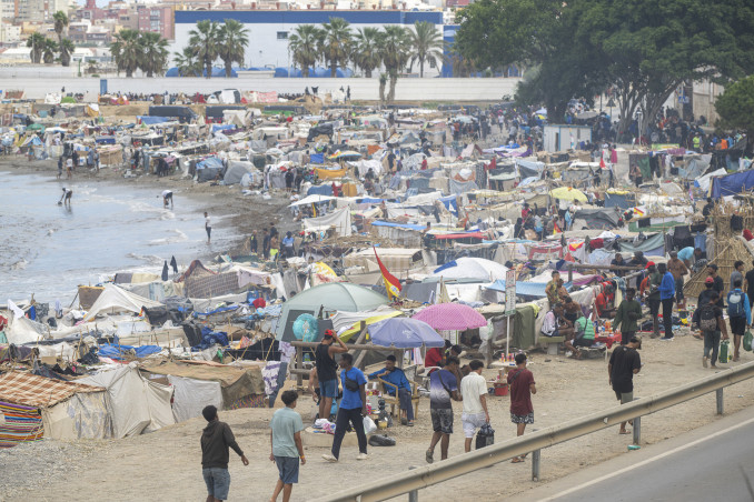 Asentamiento de migrantes en la playa El Trampolín, a 14 de septiembre de 2026, en Ceuta (España). La Policía Nacional ha practicado durante la madrugada de este domingo varias detenciones en Ceuta