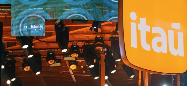 Archivo - Logo del banco brasileño Itaú Unibanco.