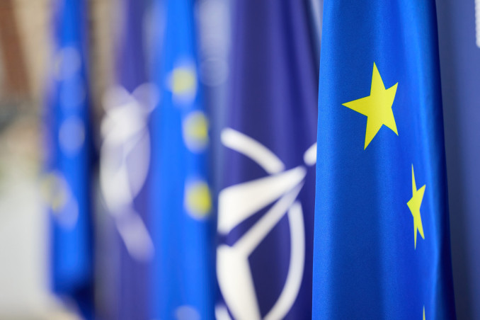 Banderas de la UE y la OTAN.
