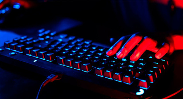 Imagen de una persona con un teclado.