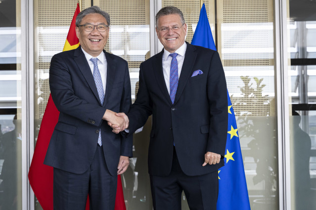 Archivo - El negociador comercial de la Unión Europea, el comisario Maros Sefcovic, y el ministro de Comercio chino, Wang Wentao, tras una reunión en Bruselas para reactivar el diálogo comercial entre la UE y Pekín.
