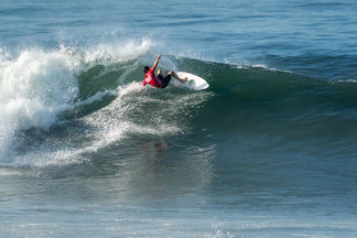 Archivo - Surfista en El Salvador.