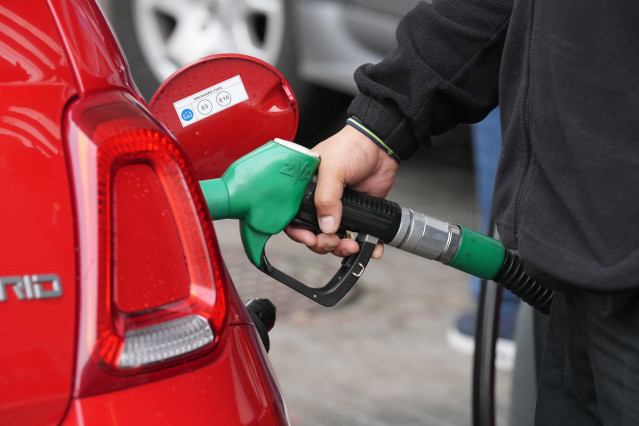 Archivo - Una persona echa combustible en una gasolinera el 4 de marzo de 2026, en Barcelona, Cataluña (España).