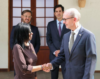 La presidenta encargada de Venezuela, Delcy Rodríguez y el encargado de Negocios de Reino Unido, Colin Dick, en Caracas
