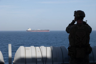 Archivo - Un marine a bordo del transporte anfibio 'USS New Orleans' durante el bloqueo de EEUU impuesto a los puertos iraníes