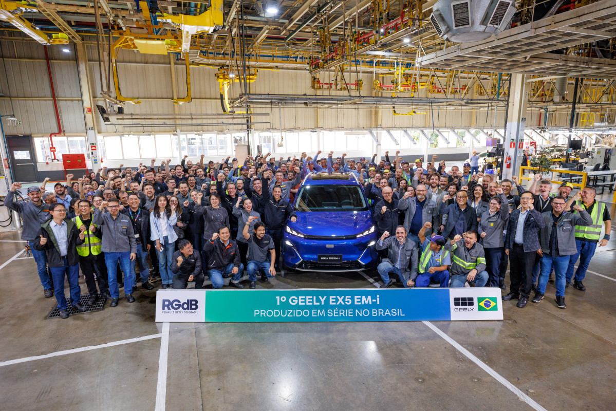 CP The first locally manufactured Geely EX5 EM i rolls off the line at the Ayrton Senna Industrial Complex
