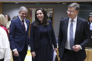 El secretario de Estado para la Unión Europea, Fernando Sampedro, y el comisario económico, Valdis Dombrovskis, a su llegada a la reunión del Consejo de Asuntos Generlaes de la UE en Bruselas.
