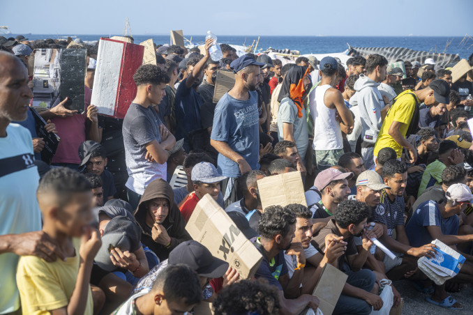 Varios migrantes en la playa de Trampolín, a 19 de septiembre de 2026, en Ceuta (España). Más de 2.000 personas migrantes han regresado a los asentamientos en las playas ceutíes del Trampolín y d
