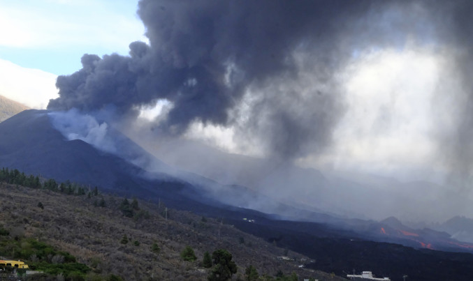 Archivo - Una gran nube de ceniza sobre el volcán de Cumbre Vieja, a 6 de noviembre de 2021, en La Palma, Canarias (España). Según la previsión del Volcanic Ash Advisory Centre (VAAC), se prevé q