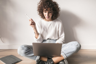 Archivo - Mujer utilizando un ordenador.