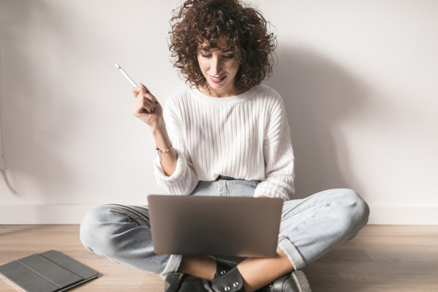 Archivo - Mujer utilizando un ordenador.