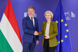 Archivo - La presidenta de la Comisión Europea, Ursula von der Leyen, y el próximo primer ministro de Hungría, Péter Magyar, en una reunión en Bruselas. A 29 de abril de 2026.