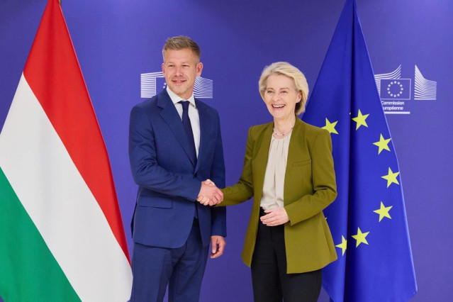 Archivo - La presidenta de la Comisión Europea, Ursula von der Leyen, y el próximo primer ministro de Hungría, Péter Magyar, en una reunión en Bruselas. A 29 de abril de 2026.
