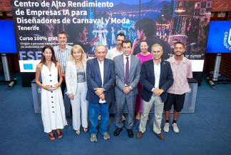 Fotografía con los integrantes del proyecto del Centro de Alto Rendimiento de Empresas IA para Diseñadores de Carnaval y Moda con EOI