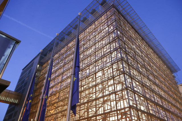 Archivo - Banderas de la UE frente al Consejo de la UE en Bruselas.