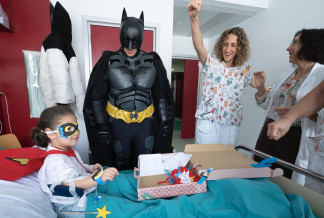Archivo - La Fundación Pequeño Deseo entrega cientos de kits de disfraces a una veintena de hospitales de toda España