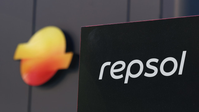 Archivo - El nuevo logo e imagen de marca de Repsol, en Madrid (España).
