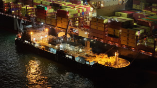 Archivo - Primera operativa de suministro de gas natural licuado a un barco de mercancías en el Puerto de Málaga.