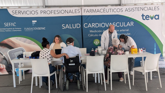 SEFAC visibiliza el papel del farmacéutico comunitario en la mejora de la salud de la población con una carpa de salud