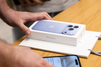 Una persona compra el nuevo modelo de iPhone en la tienda de Apple de la Puerta del Sol, a 18 de septiembre de 2026, en Madrid (España).