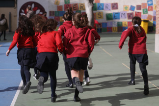Archivo - Un grupo de niños corren en el patio del colegio, en el colegio Blanca de Castilla, a 10 de febrero de 2022, en Madrid (España). La eliminación de la obligatoriedad de llevar mascarilla e