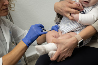 Archivo - Una sanitaria vacuna a un bebé durante el inicio de la campaña de vacunación de la gripe, en el Centro de Salud Segovia, a 15 de octubre de 2025, en Madrid (España). La campaña de vacun