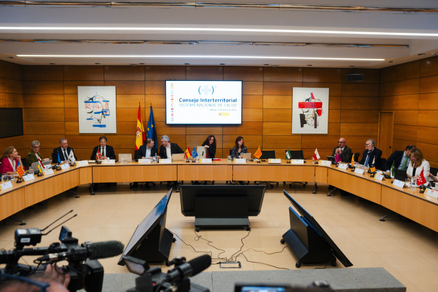 Archivo - La ministra de Sanidad, Mónica García (c), durante el pleno del Consejo Interterritorial del Sistema Nacional de Salud (CISNS), en el Ministerio de Sanidad, a 27 de marzo de 2026, en Madrid (España). El Ministerio de Sanidad aborda hoy con las c