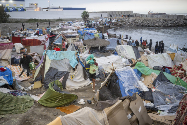 La Policía desaloja a los migrantes de playa Benítez, a 29 de septiembre de 2026, en Ceuta (España). Decenas de migrantes marroquíes que permanecían en los asentamientos de la playa de Benítez en Ceuta han decidido regresar voluntariamente a Marruecos, tr