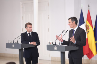El presidente del Gobierno, Pedro Sánchez (d), y el presidente de la República Francesa, Emmanuel Macron (i), ofrecen una rueda de prensa conjunta tras mantener una reunión, a 30 de septiembre de 2