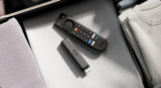 El nuevo dispositivo Fire TV Stick 4K y el nuevo mando Fire TV de Amazon.