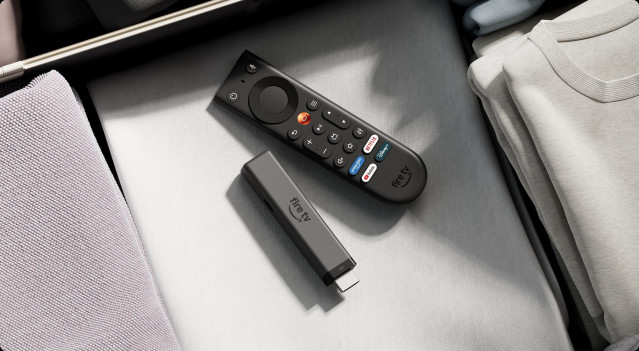 El nuevo dispositivo Fire TV Stick 4K y el nuevo mando Fire TV de Amazon.