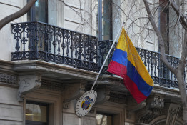 Archivo - Bandera de Colombia en el consulado que el país tiene en Barcelona (España), a 30 de enero de 2026.
