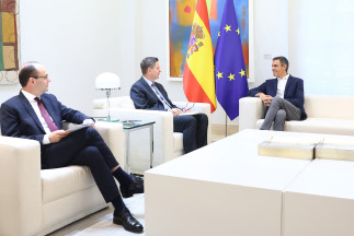 Archivo - Presidente del Gobierno, Pedro Sánchez, con el director ejecutivo del grupo Roche y presidente de la Biopharmaceutical CEOs Roundtable (BCR),  Thomas Schinecker.
