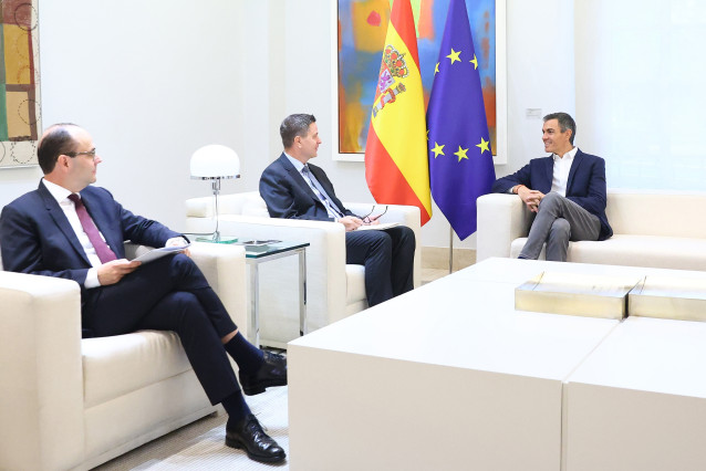 Archivo - Presidente del Gobierno, Pedro Sánchez, con el director ejecutivo del grupo Roche y presidente de la Biopharmaceutical CEOs Roundtable (BCR),  Thomas Schinecker.