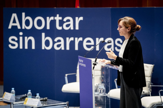 La ministra de Sanidad, Mónica García, interviene durante el acto ‘Abortar sin barreras: del reconocimiento del derecho a la garantía efectiva del acceso’, en la sede del Ministerio de Sanidad, a 28 de septiembre de 2026, en Madrid (España). El acto se ce