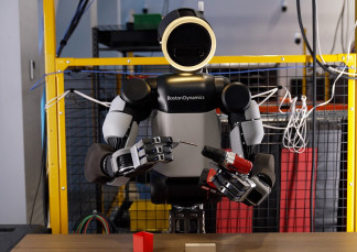 Imagen de Atlas, el robot humanoide de Boston Dynamics, usando una herramienta con sus manos.