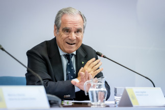 Archivo - El presidente del Consejo General de Farmacéuticos, Jesús Aguilar, durante la presentación del estudio sobre ‘Cesación tabáquica, un reto sanitario y social’, en el Ministerio de Sa