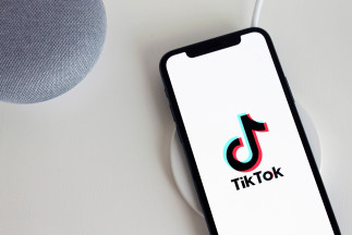 Archivo - Móvil con imagen de la red social TikTok.