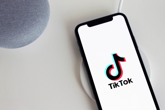 Archivo - Móvil con imagen de la red social TikTok.