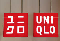 Archivo - Cartel de la nueva flagship store de Uniqlo, a 26 de marzo de 2025, en Madrid (España). El nuevo local ubicado en el complejo de Azca en el Paseo de la Castellana cuenta con una superficie 