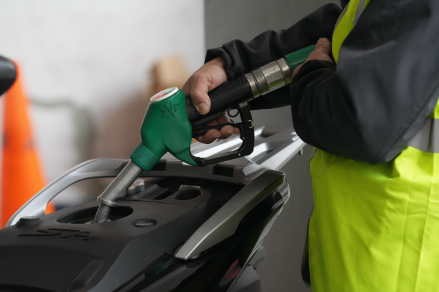 Archivo - Una persona echando combustible