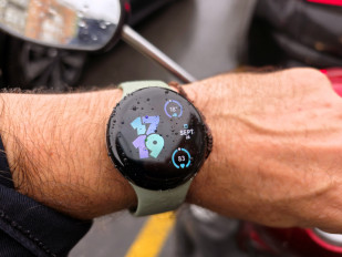 Fotografía del Pixel Watch 5 de Google.