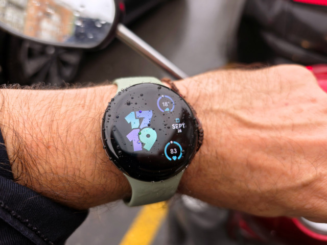 Fotografía del Pixel Watch 5 de Google.