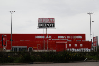 Archivo - Brico Depot cerrado durante el Jueves Santo marcado por el confinamiento impuesto por el Estado de Alarma provocado por el coronavirus, COVID19. En Madrid (España) a 9 de abril de 2020.