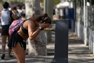 Archivo - Varias personas pasean por la ciudad, a 17 de julio de 2024, en Barcelona, Catalunya (España). Según la Agencia Estatal de Meteorología (Aemet) Barcelona experimentará temperaturas eleva
